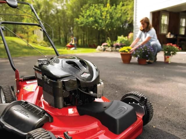 Jak wybrać najlepszy silnik do kosiarki? Porównanie typów i praktyczne porady Jak wybrać najlepszy silnik do kosiarki? Porównanie typów i praktyczne porady
