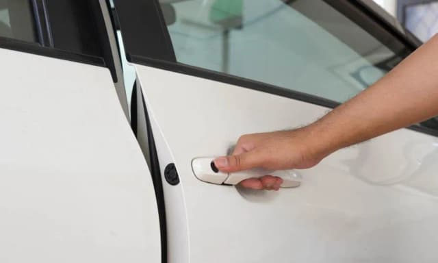 Zatrzaśnięte kluczyki w samochodzie? Sprawdź, jak otworzyć auto bez stresu Zatrzaśnięte kluczyki w samochodzie? Sprawdź, jak otworzyć auto bez stresu