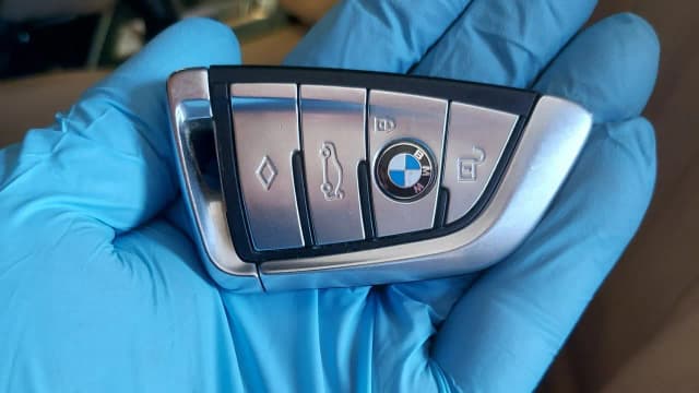 Jak wymienić baterie w kluczyku BMW - proste kroki i porady Jak wymienić baterie w kluczyku BMW - proste kroki i porady